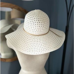 WHITE SUMMER HAT
